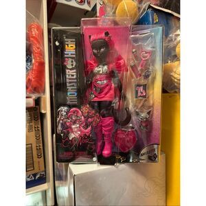 Monster High Catty Noir Fashion Doll with Pet Cat Amulette and Accessories NEW